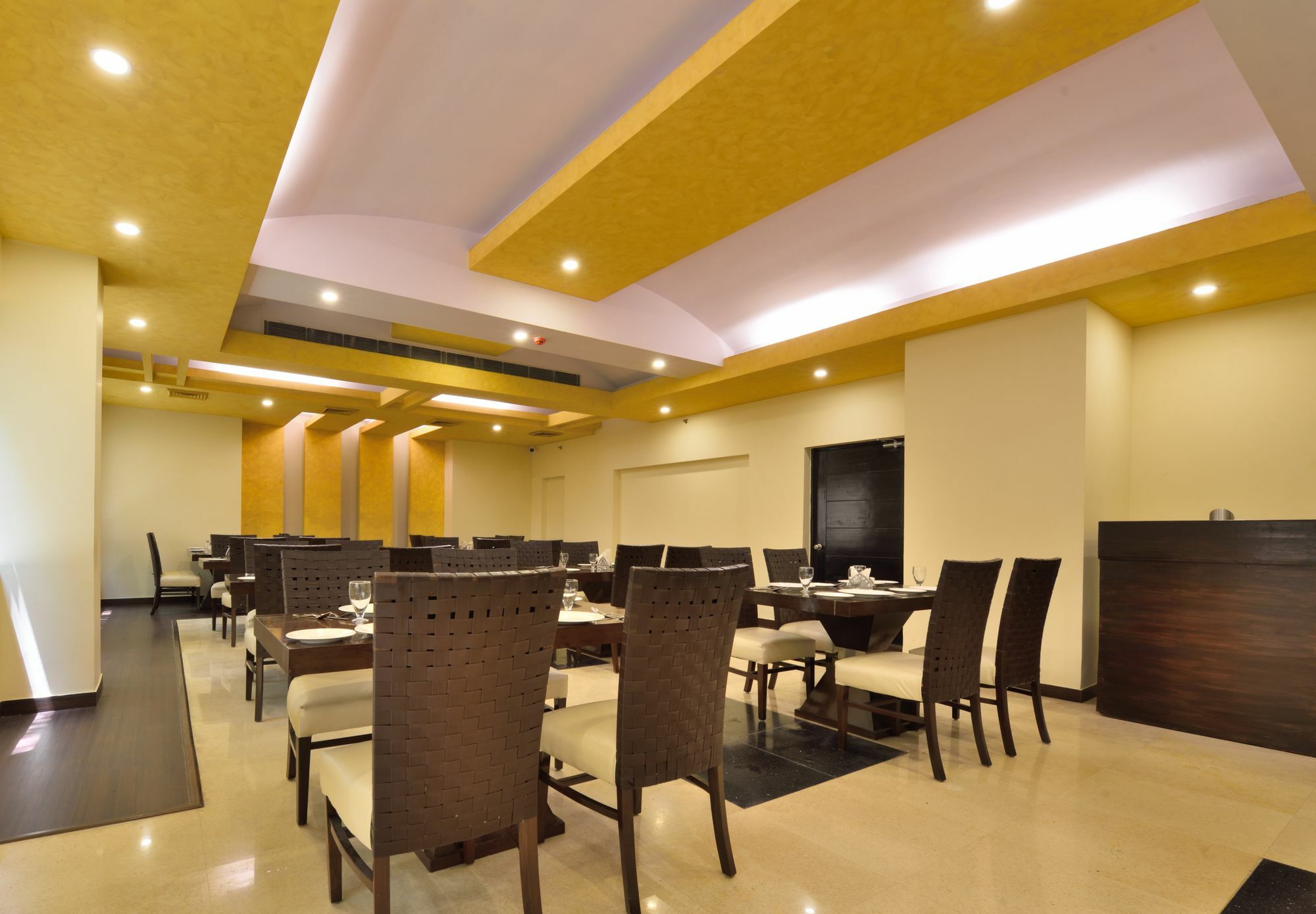 Glitz Westend Inn New Delhi Exterior photo