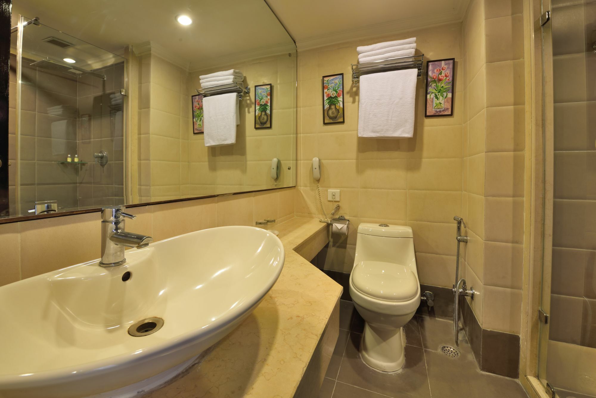 Glitz Westend Inn New Delhi Exterior photo