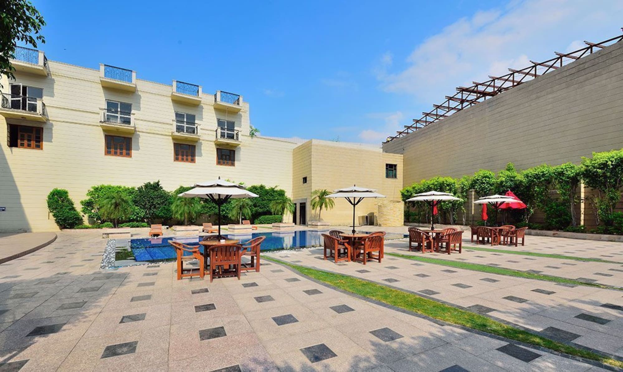 Glitz Westend Inn New Delhi Exterior photo